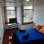 Habitacion con baño compatido en casa de familia en Corferias, Quinta Paredes, Embajada Americana