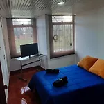 Habitacion con baño compatido en casa de familia en Corferias, Quinta Paredes, Embajada Americana