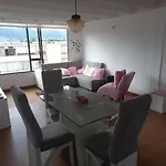 Habitación con baño privado e iluminada para descansar