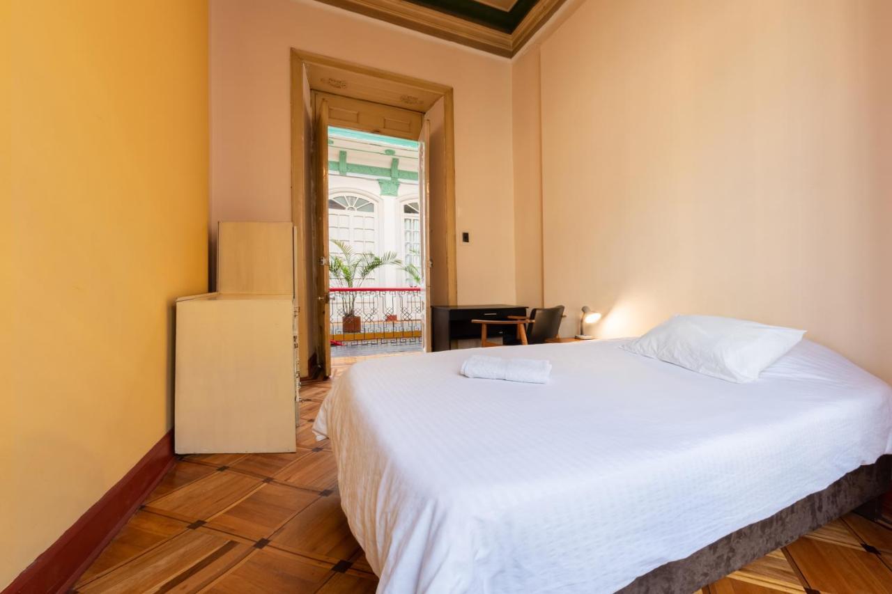 Hostal R10