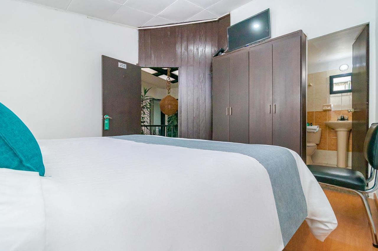 Ayenda 1080 Alpes Castellana 3*