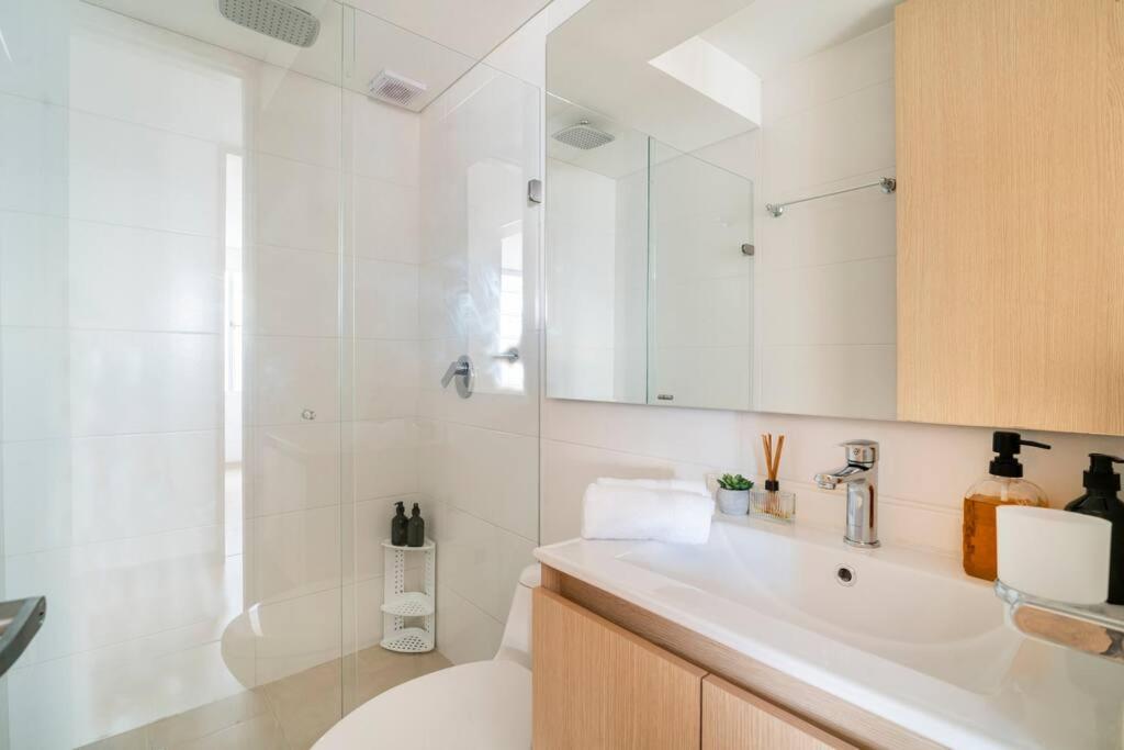 Perfecto Trabajo Remoto - Nuevo , Wifi, Lava-seca, Parking, Cerca Aeropuerto Y Embajada, Hermosa Vista Apartment Bogota