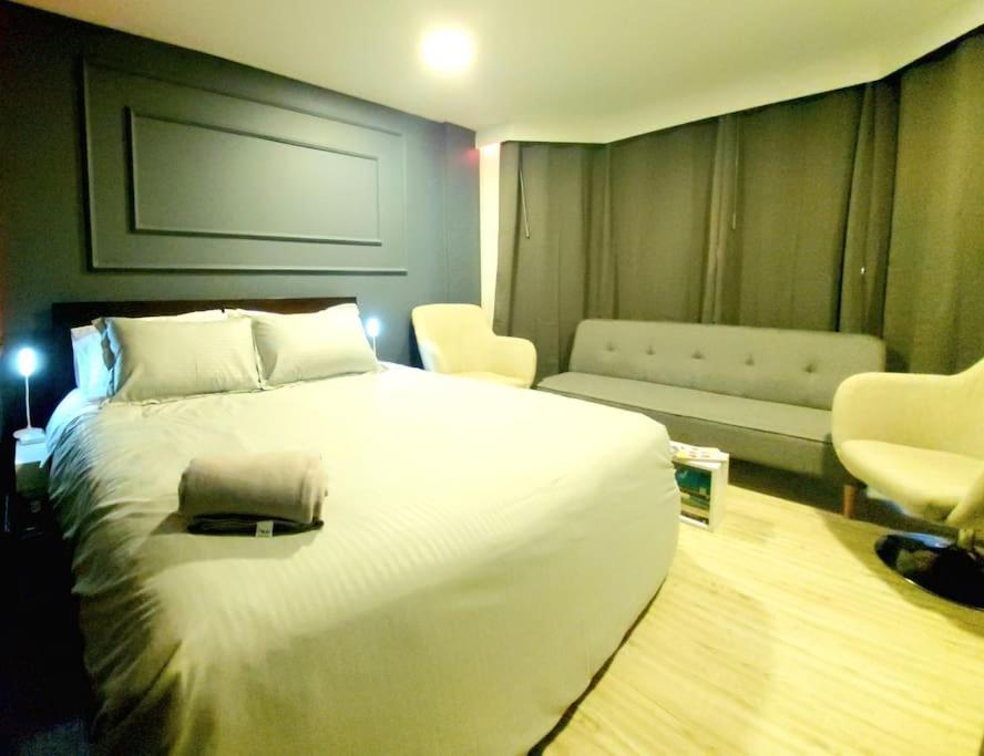 Executive Minutes From The Airport *