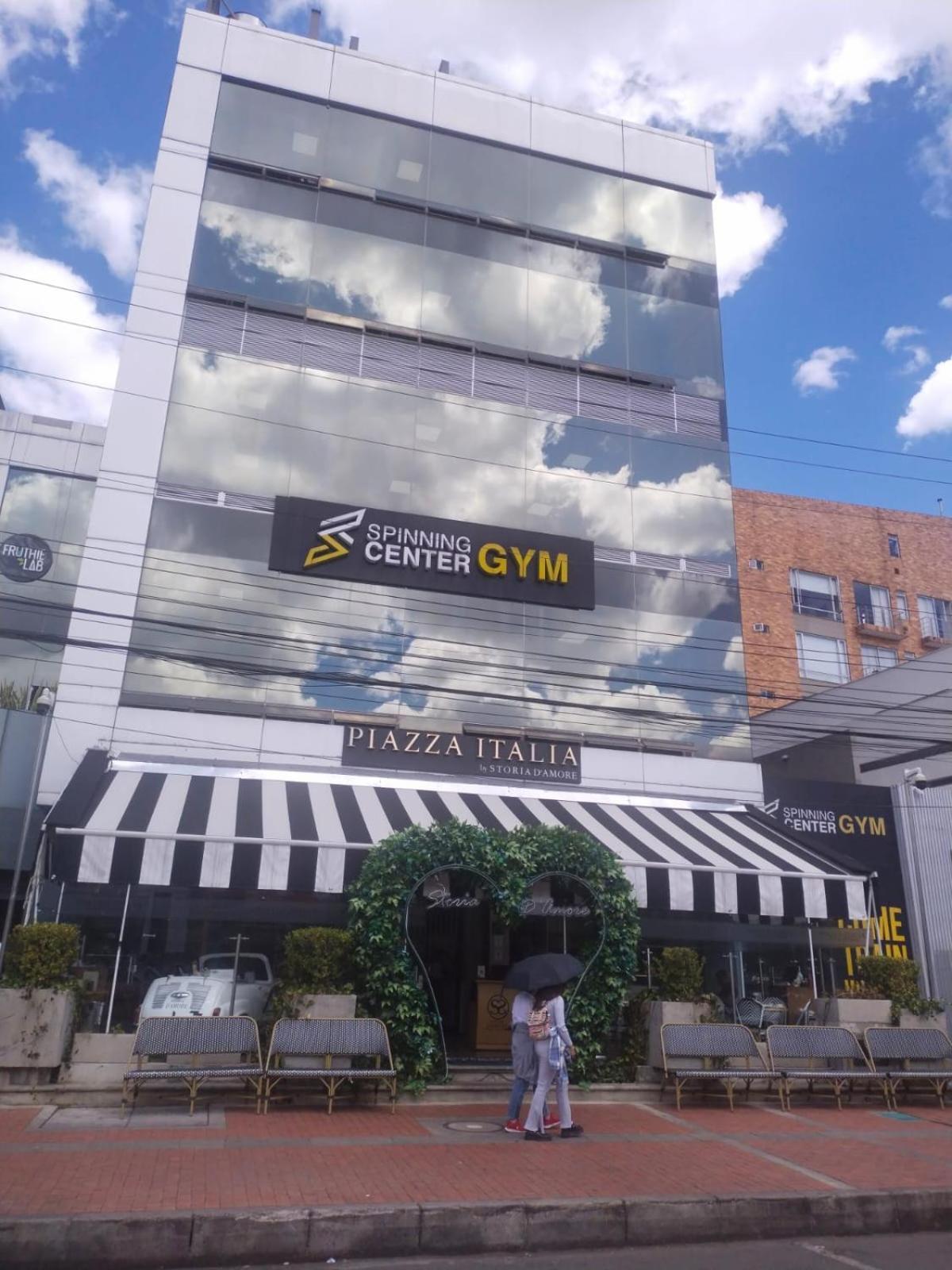 Soul Santa Barbara Executive, Wifi 300 Megas, Big Queen Size Bed, Smart Tv Netflix, Walking Distance To Unicentro Mall, Starbucks In Front Of The Building, Location Apartamento Bogotá