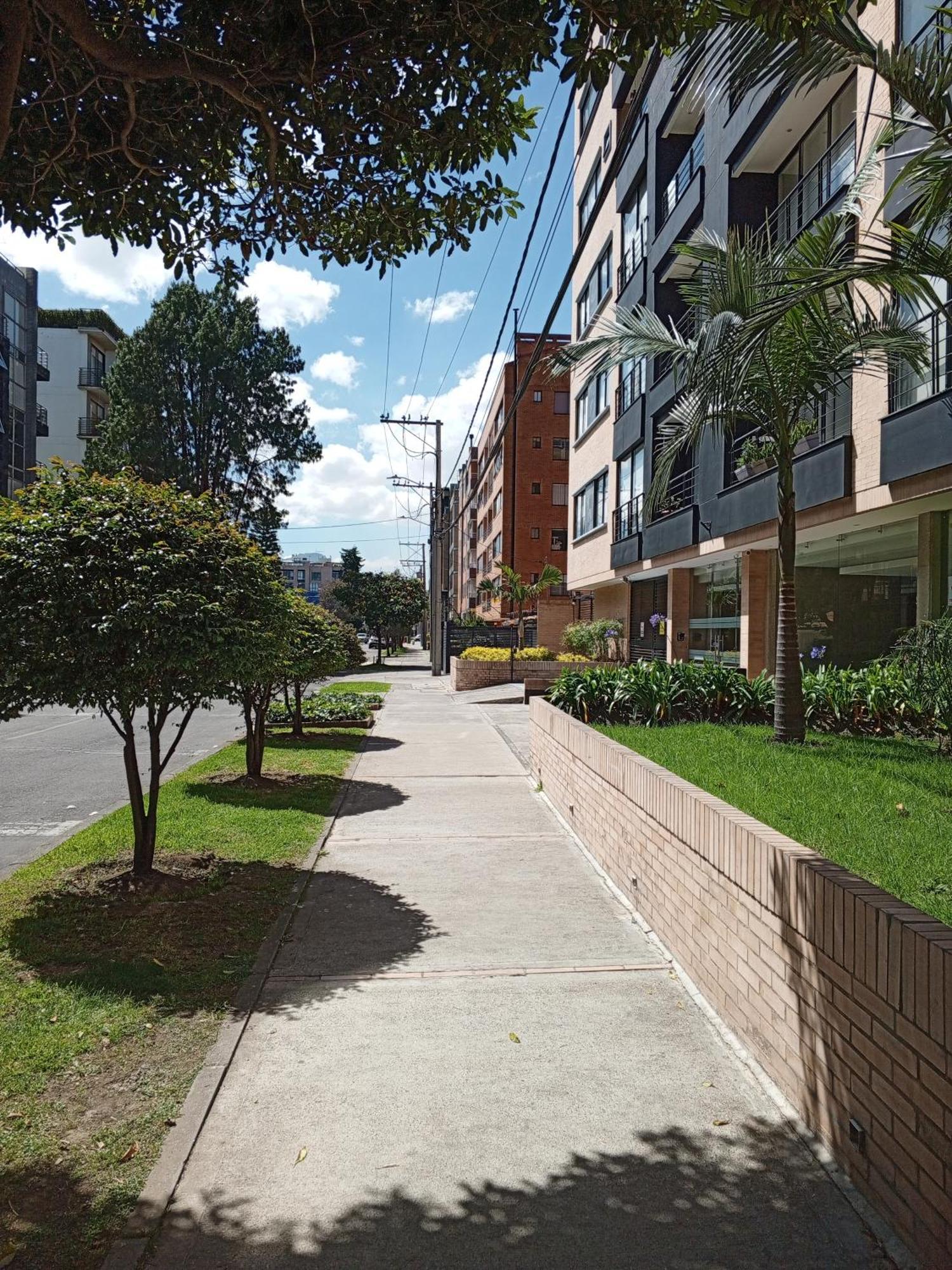 Soul Santa Barbara Executive, Wifi 300 Megas, Big Queen Size Bed, Smart Tv Netflix, Walking Distance To Unicentro Mall, Starbucks In Front Of The Building, Location Bogotá
