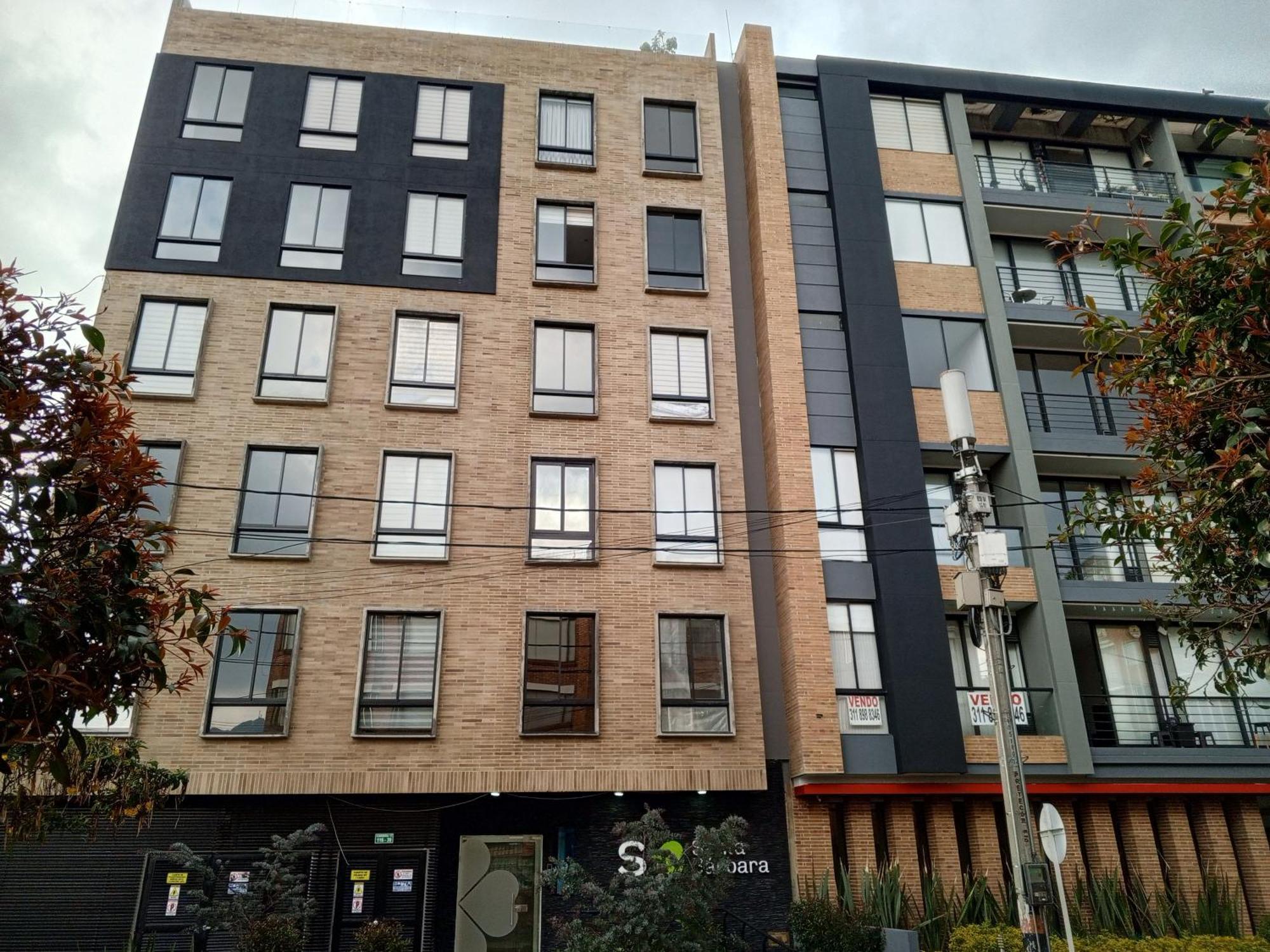 Soul Santa Barbara Executive, Wifi 300 Megas, Big Queen Size Bed, Smart Tv Netflix, Walking Distance To Unicentro Mall, Starbucks In Front Of The Building, Location
