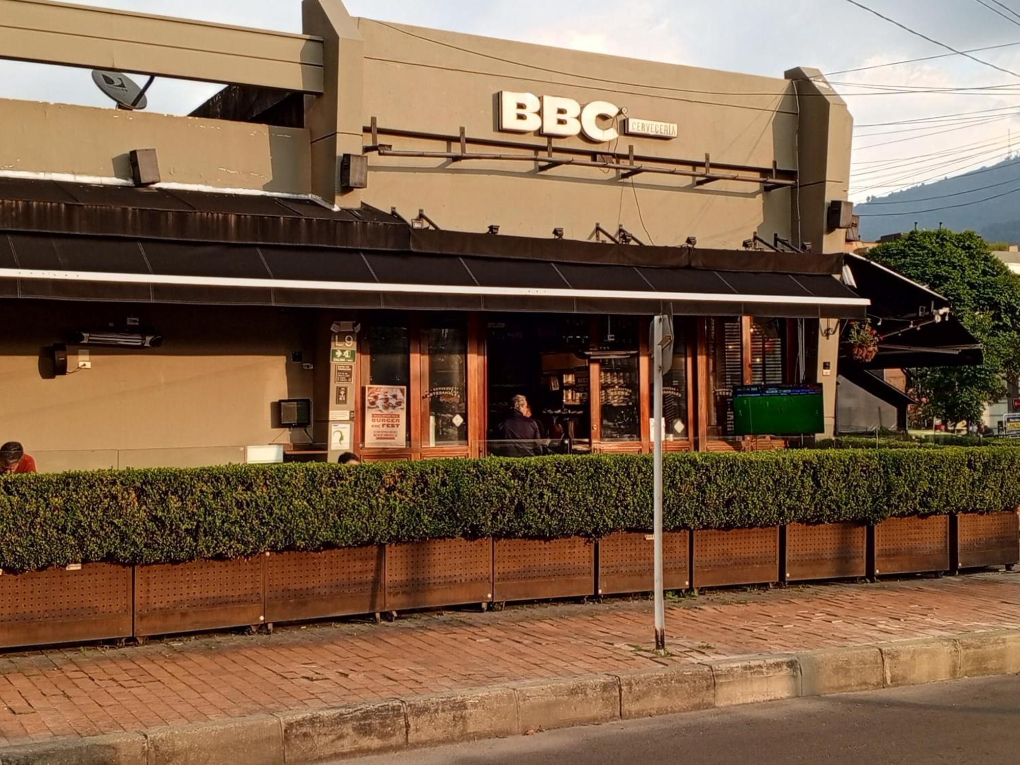 Soul Santa Barbara Executive, Wifi 300 Megas, Big Queen Size Bed, Smart Tv Netflix, Walking Distance To Unicentro Mall, Starbucks In Front Of The Building, Location Apartamento *