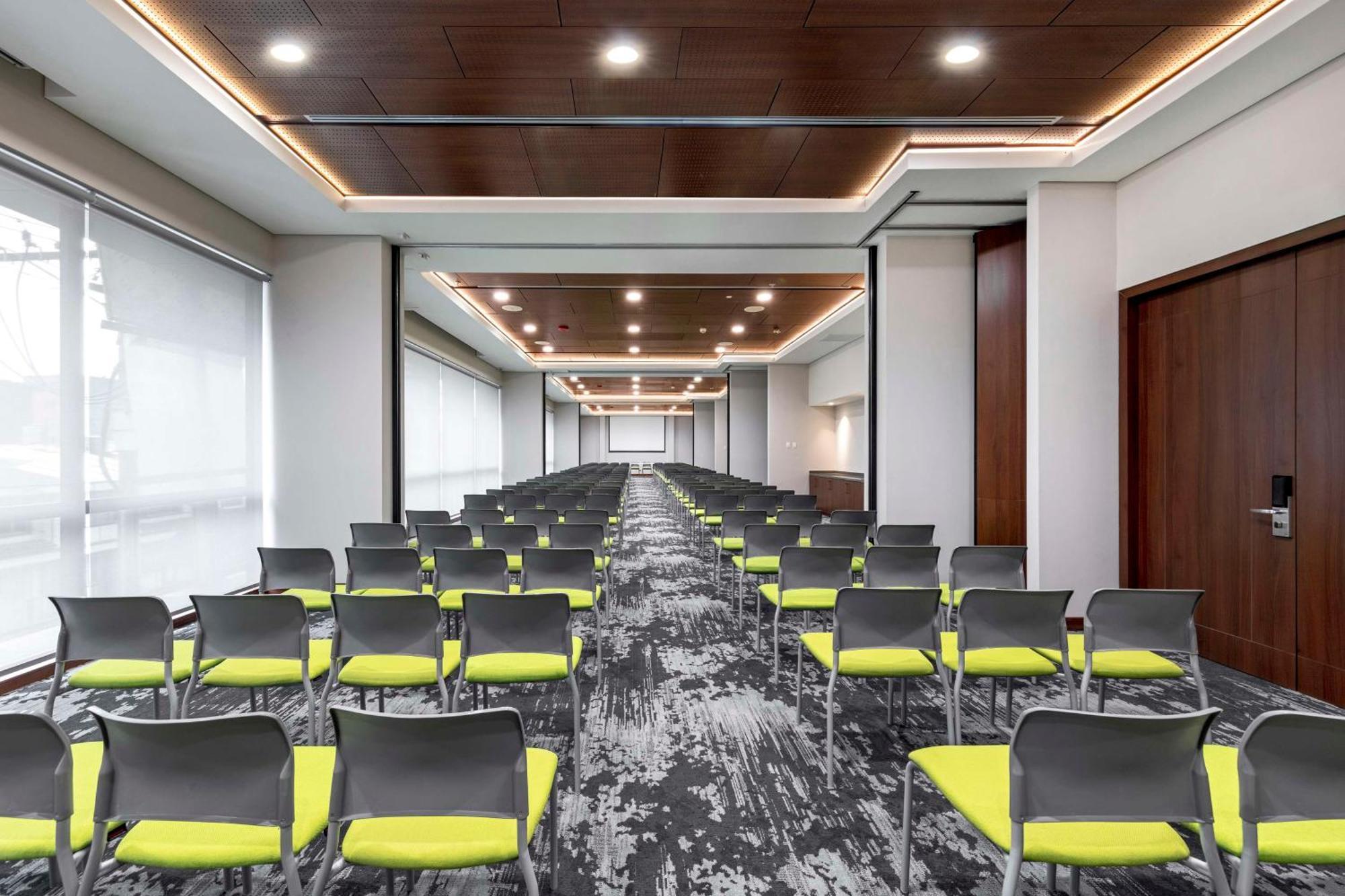 Hyatt Place Convention Center 4*
