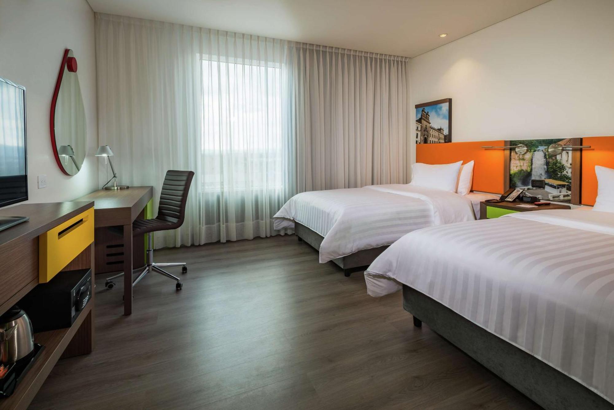 Hotel Hampton By Hilton Airport