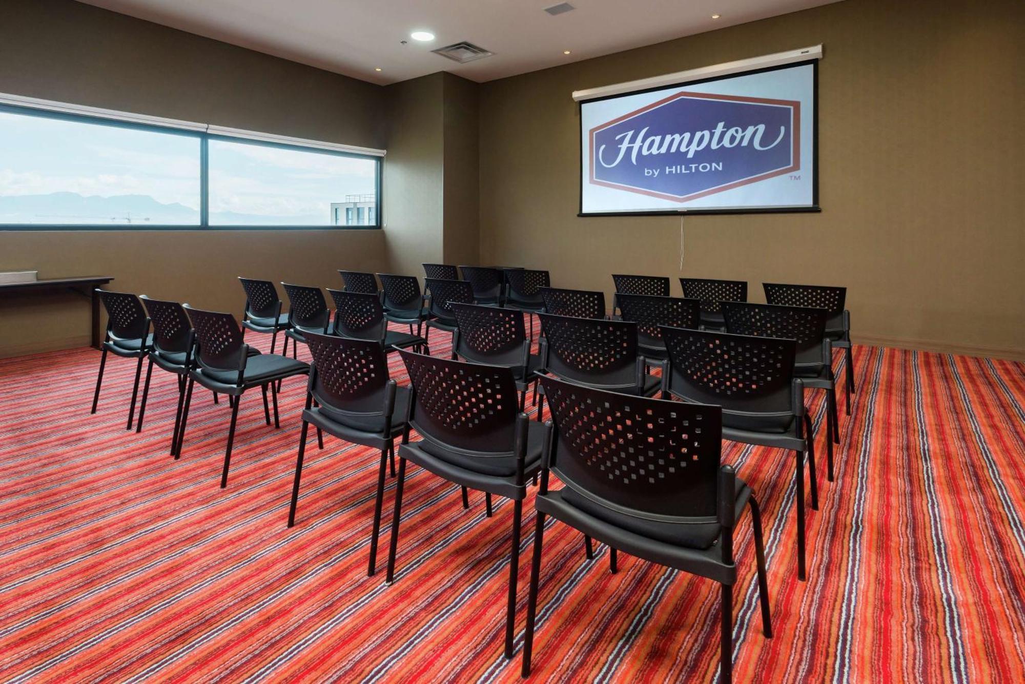 Hotel Hampton By Hilton Airport 4*