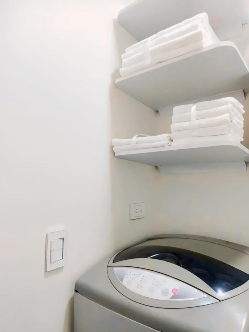 Executive Minutes From The Airport *