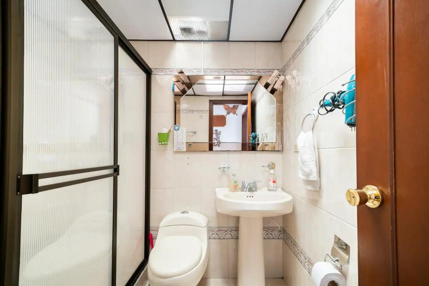 Excelente Ubicacion Cerca A Movistar Y Simon Bolivar Habitación en casa particular