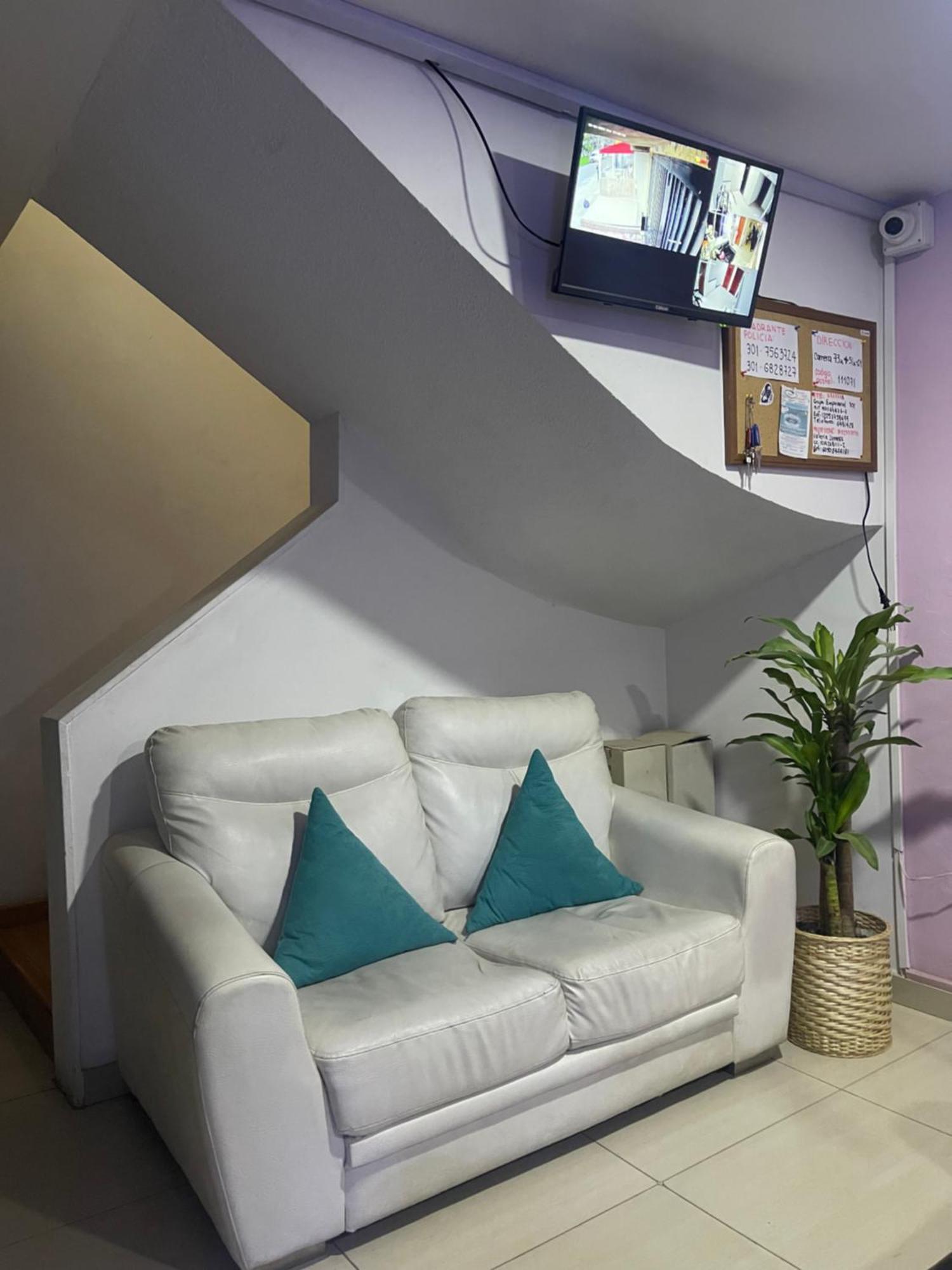 A 5 Minutos Del Aeropuerto El Dorado Habitación en casa particular