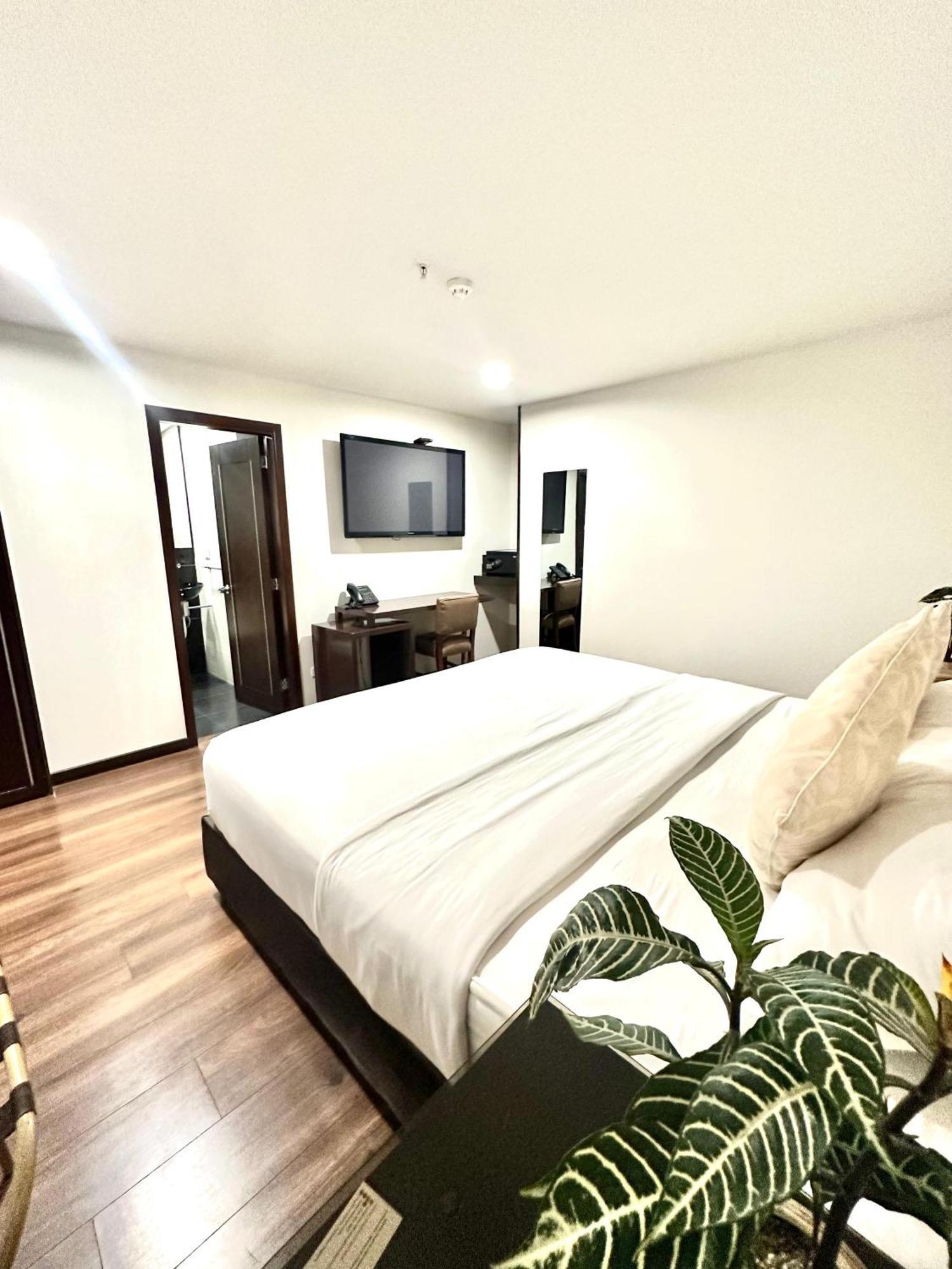 Sheridan Corferias Hotel 3*