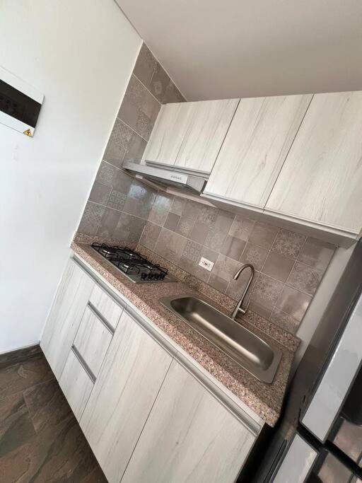 Cerca Al Areopuerto Con Terraza Apartamento
