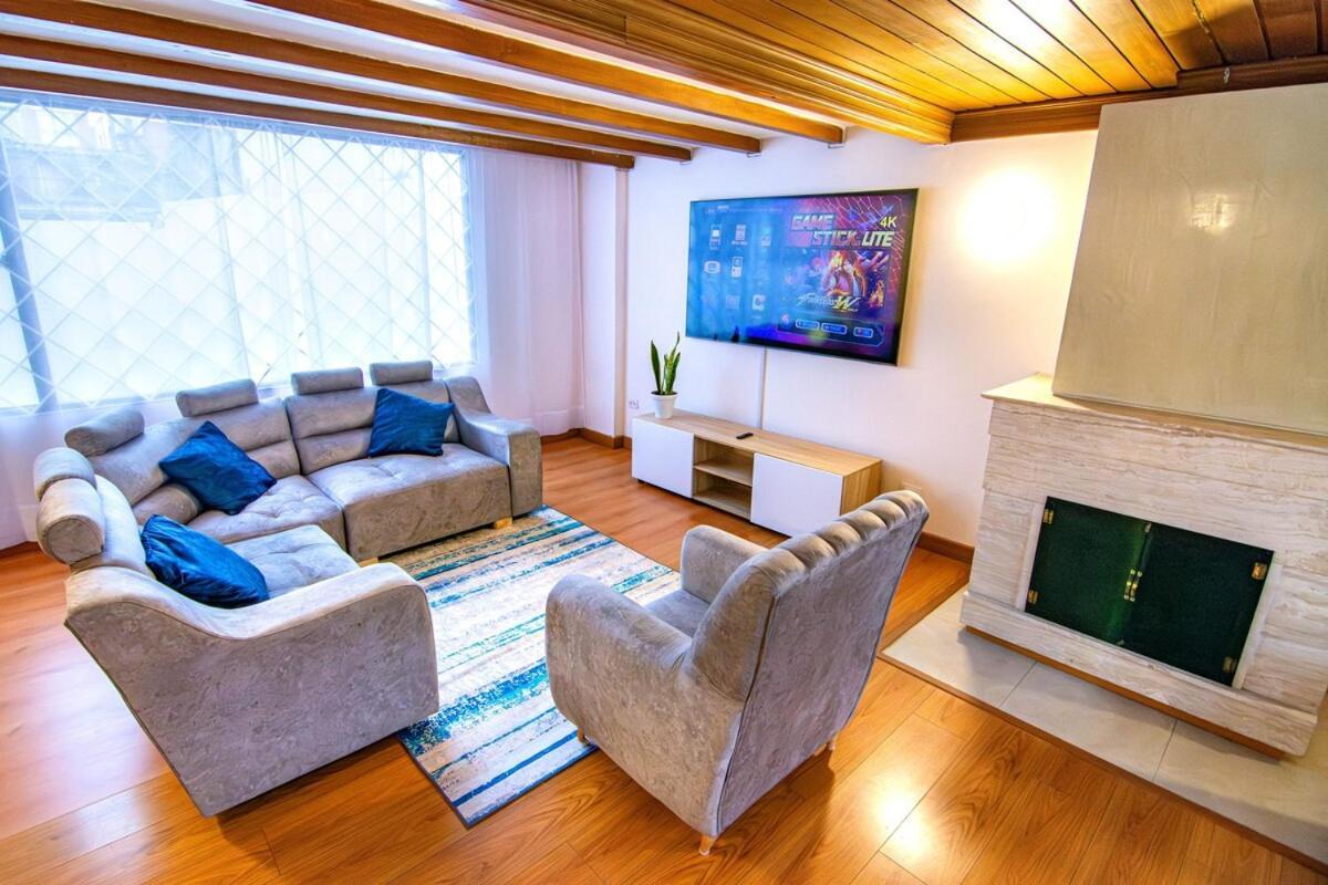 Сasa de vacaciones Huge Colonial House With Chimney, Luxury In The Exclusive Town In *