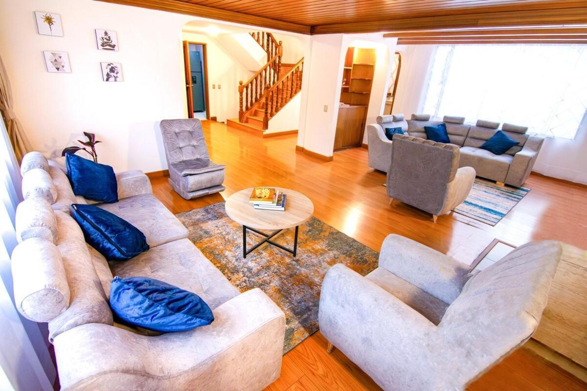 Huge Colonial House With Chimney, Luxury In The Exclusive Town In Сasa de vacaciones *