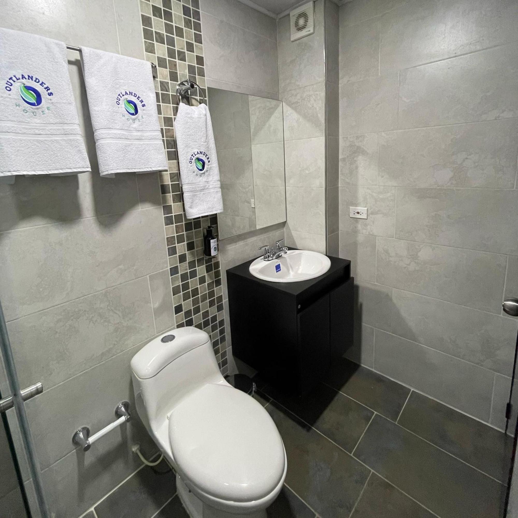 Outlanders House Bog Airport Habitación en casa particular *