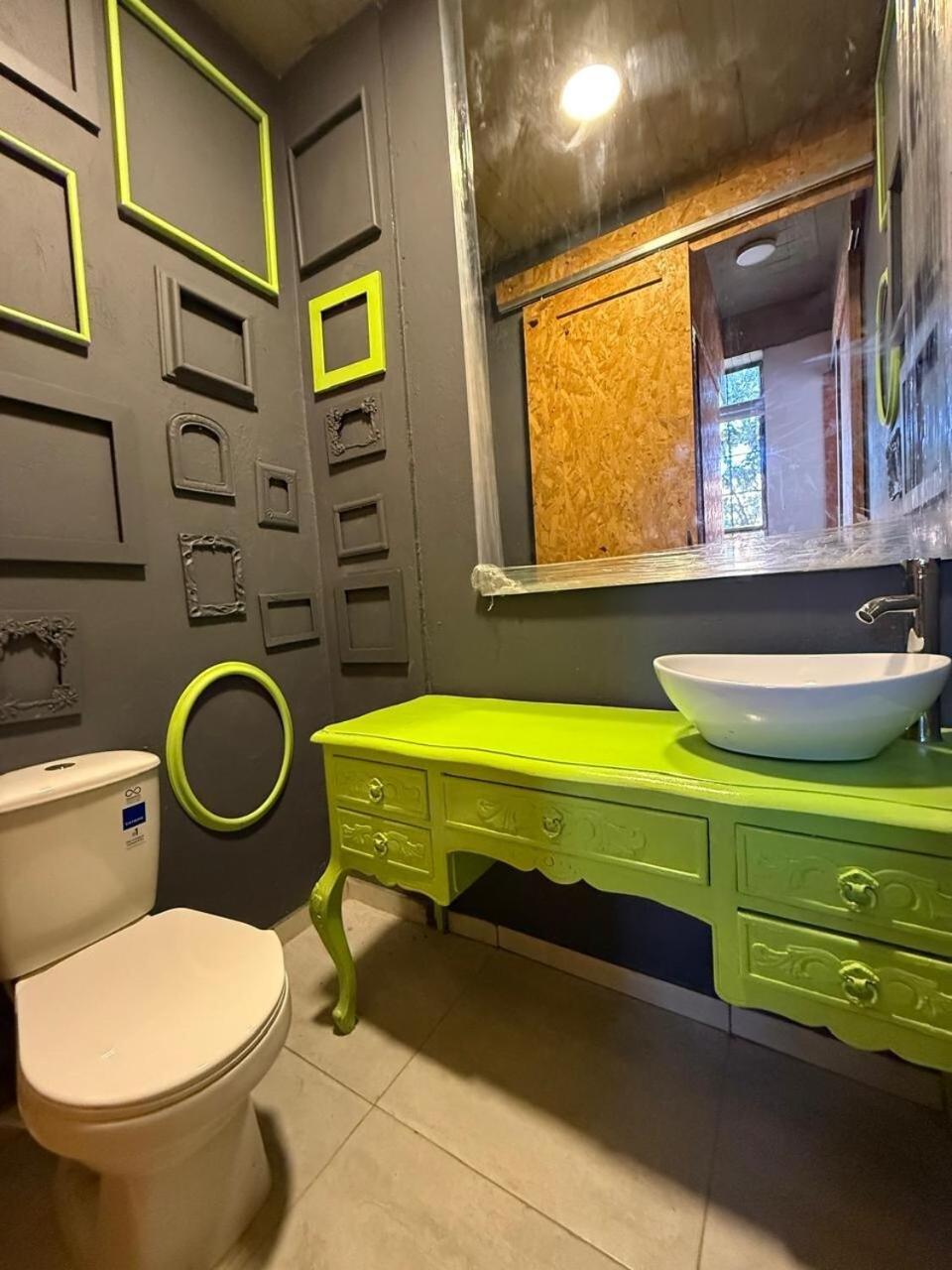 Trendy Artist Loft - Unique Chicago Style
