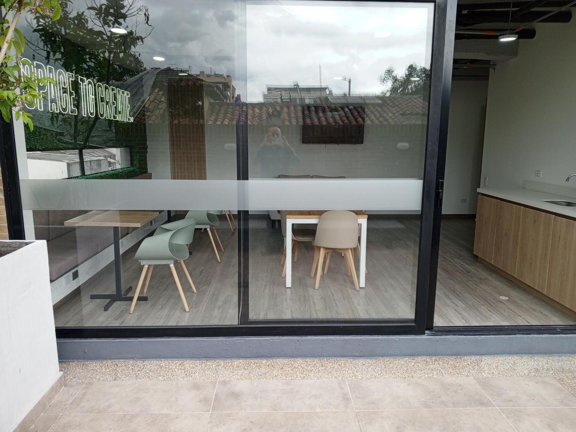 Soul Santa Barbara Executive, Wifi 300 Megas, Big Queen Size Bed, Smart Tv Netflix, Walking Distance To Unicentro Mall, Starbucks In Front Of The Building, Location Apartamento
