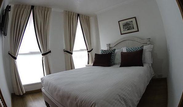 Le Select Hotel