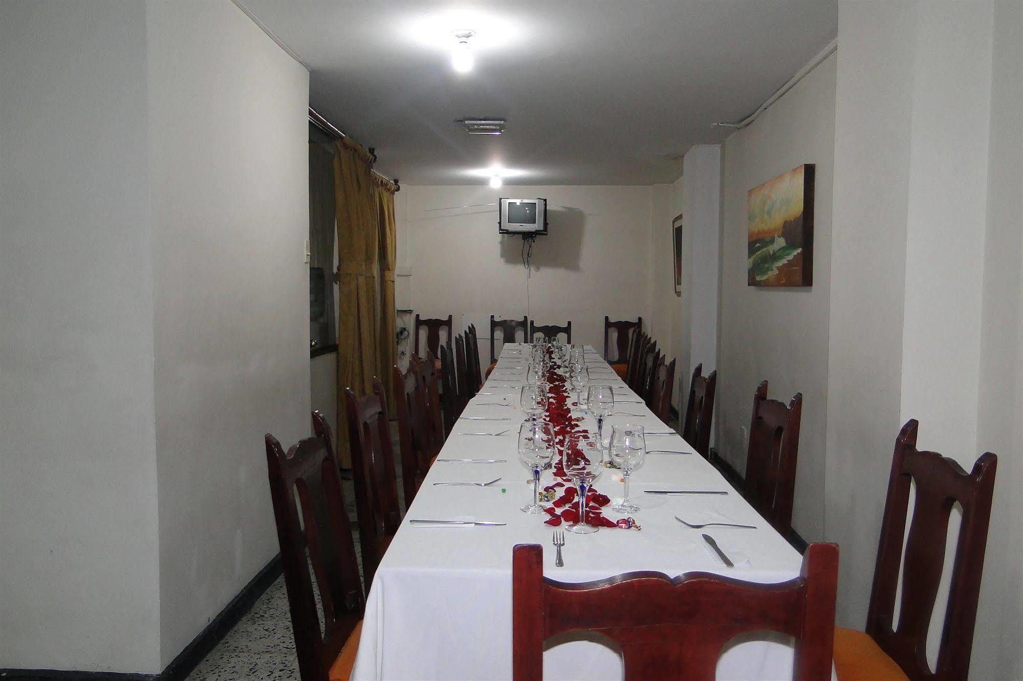 Abc 7 Avenida Hotel