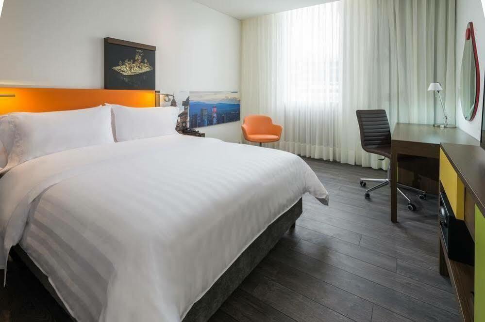 Hotel Hampton By Hilton Airport 4*