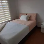 Habitación con baño privado e iluminada para descansar