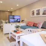 The Petit Flat - Bright & Stylish Studio Apartment Near Unicentro