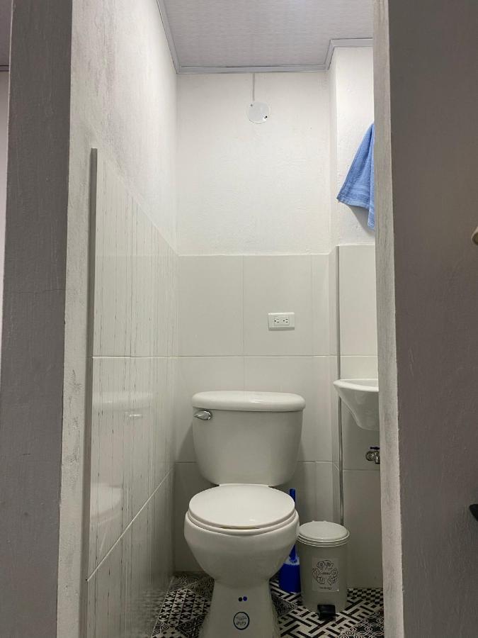 Apartamento Apartaestudio pequeño privado cerca al aeropuerto *