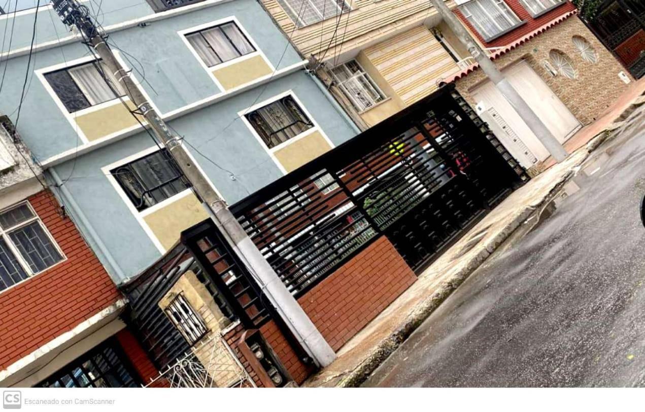 Cerca A Embajada Americana Corferias Centro Club Militar 201 * Bogotá