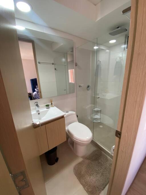 Perfecto Trabajo Remoto - Nuevo , Wifi, Lava-seca, Parking, Cerca Aeropuerto Y Embajada, Hermosa Vista Apartamento *