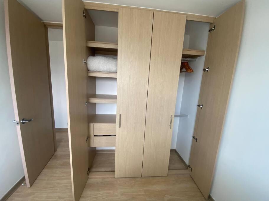 Perfecto Trabajo Remoto - Nuevo , Wifi, Lava-seca, Parking, Cerca Aeropuerto Y Embajada, Hermosa Vista