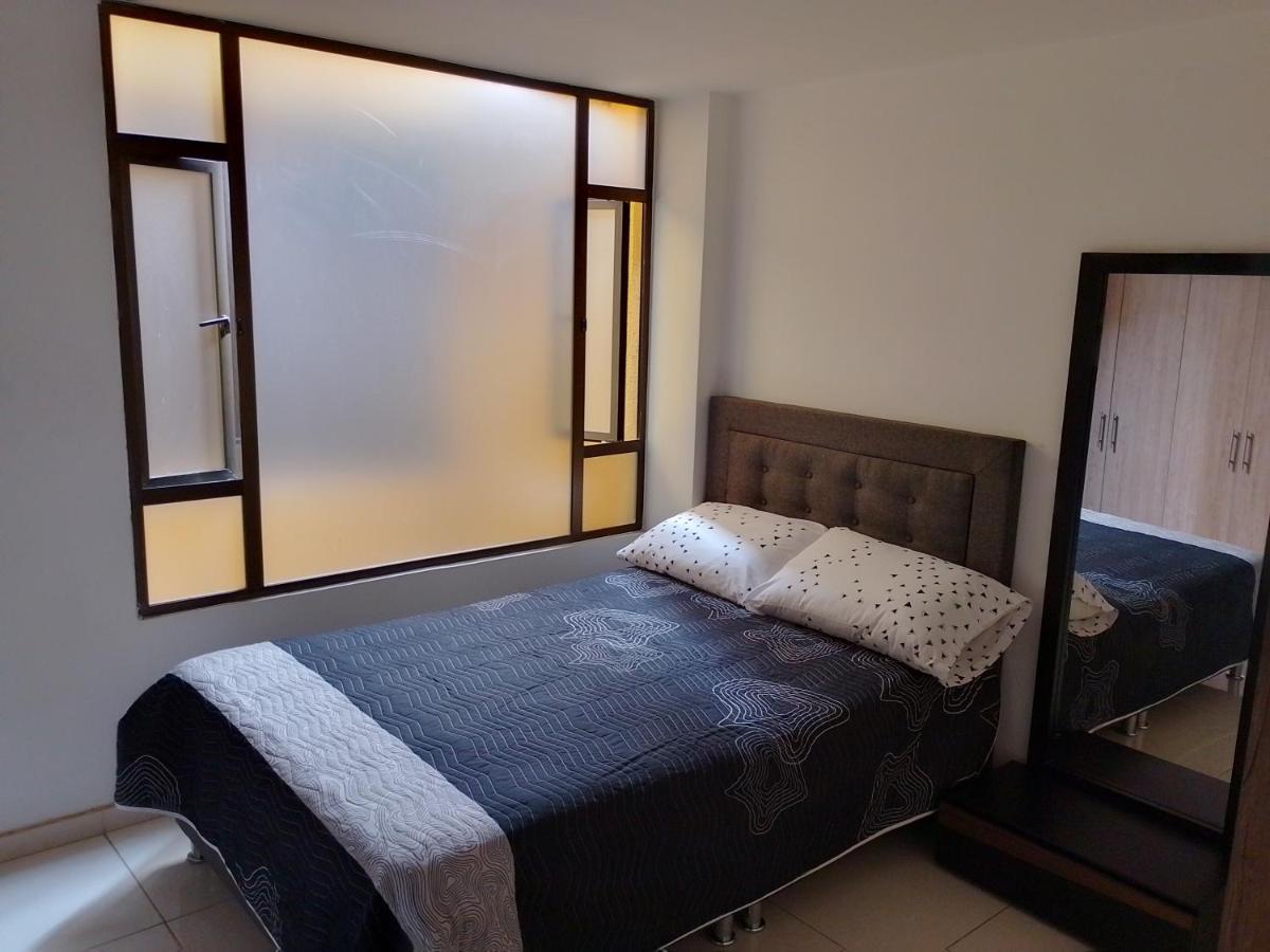 Linda Habitación Amplia Iluminada Calle 80 Habitación en casa particular