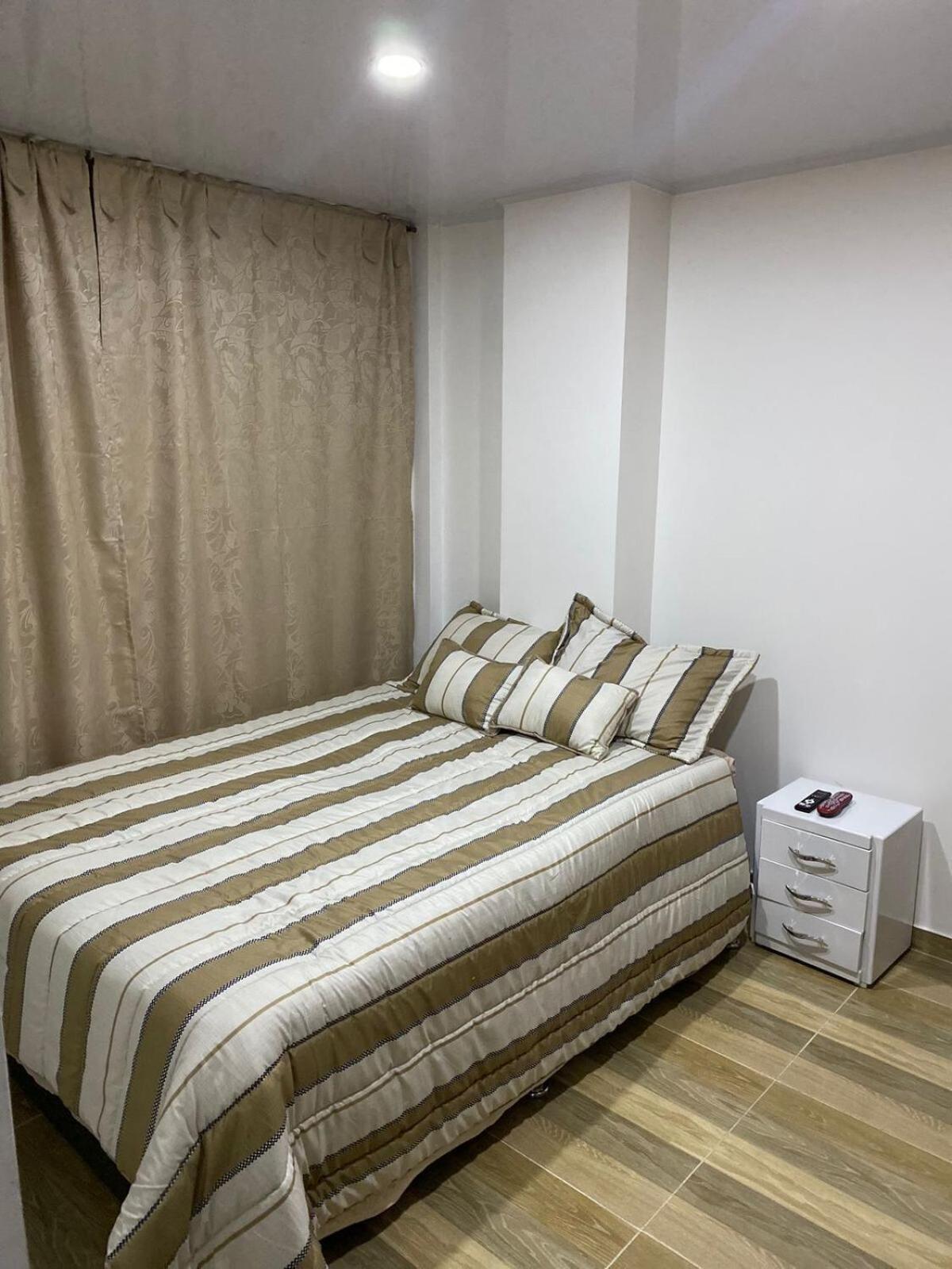 Apartamento En Zona Comercial *