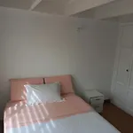 Habitación con baño privado e iluminada para descansar