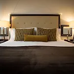 93 Luxury Suites&Residences