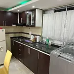 Moderno Apartamento Urbano: Confort Y Estilo.