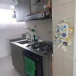 Habitación con baño privado e iluminada para descansar