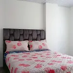 Aparta Hotel Los Nogales , Cerca Al Aeropuerto