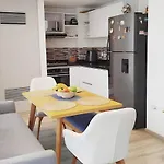 Cozy Entire 2Nd-Floor Apartment With Parking