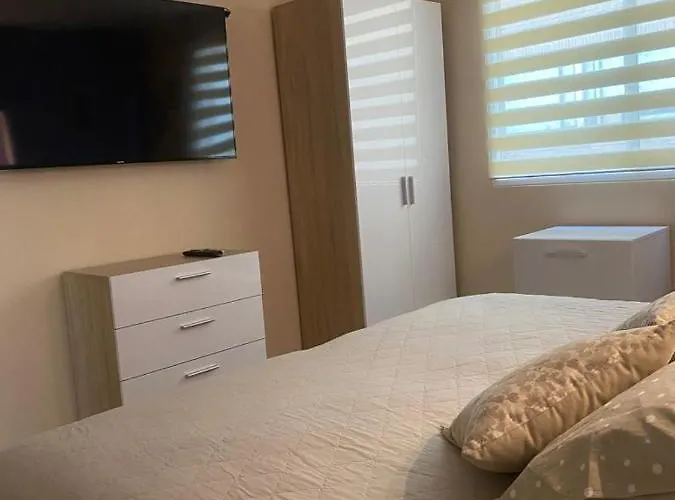 Nr Airport & Embassy / Rooms-Apartments