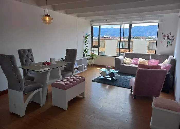 Habitación con baño privado e iluminada para descansar