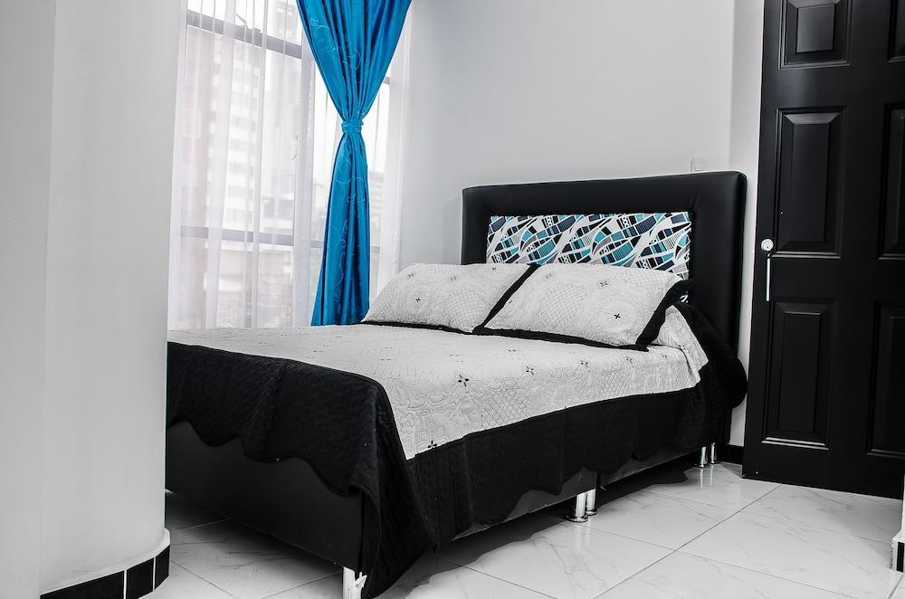 Ayenda 1077 Hills