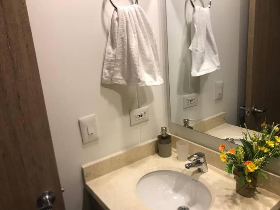 Apartamento Confortable Apto 10 Min Del Aeropuerto Parq Gratis *