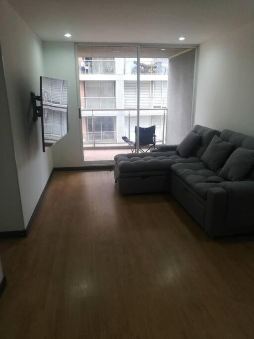 Apartamento Hermosa Habitación Privada En Conjunto Residencial Cerca Al Aeropuerto Y Terminal De Bogotá, Zonas Comunes Se Comparten Con 1 Persona