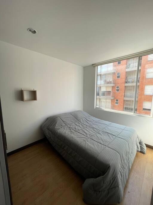 Hermosa Habitación Privada En Conjunto Residencial Cerca Al Aeropuerto Y Terminal De Bogotá, Zonas Comunes Se Comparten Con 1 Persona *