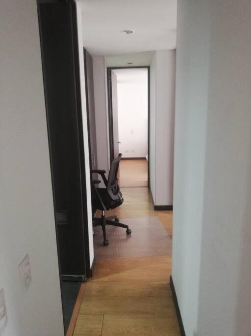 Hermosa Habitación Privada En Conjunto Residencial Cerca Al Aeropuerto Y Terminal De Bogotá, Zonas Comunes Se Comparten Con 1 Persona *