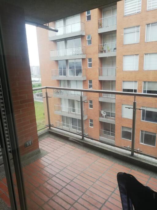 Hermosa Habitación Privada En Conjunto Residencial Cerca Al Aeropuerto Y Terminal De Bogotá, Zonas Comunes Se Comparten Con 1 Persona Apartamento *