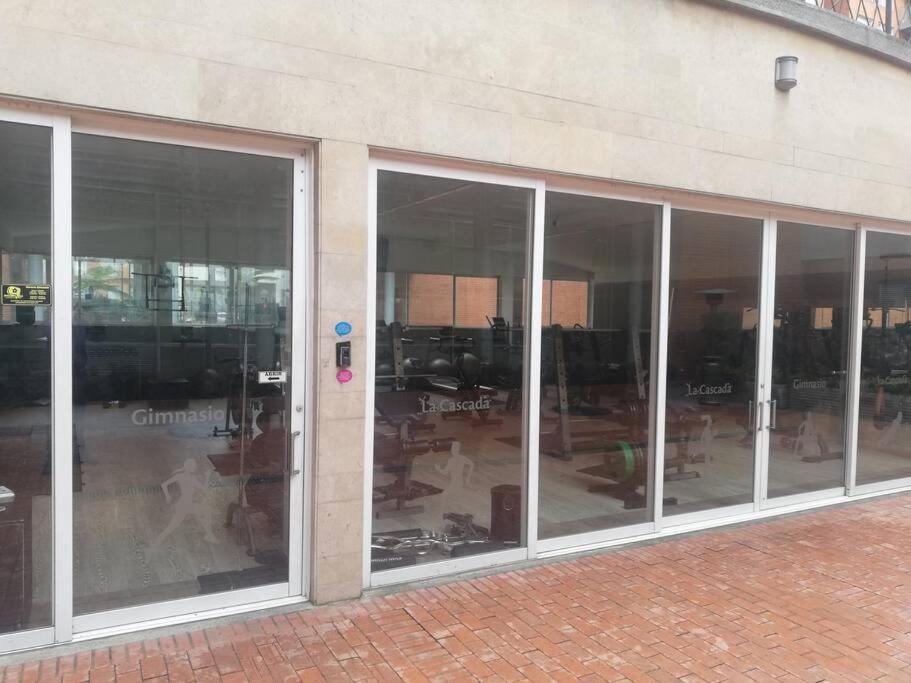 Hermosa Habitación Privada En Conjunto Residencial Cerca Al Aeropuerto Y Terminal De Bogotá, Zonas Comunes Se Comparten Con 1 Persona Apartamento *